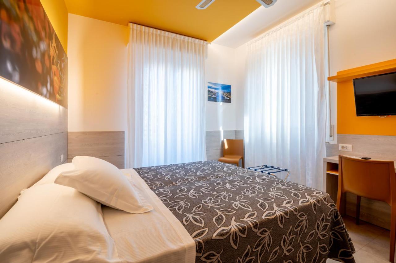 Clipper Hotel Pesaro Luaran gambar